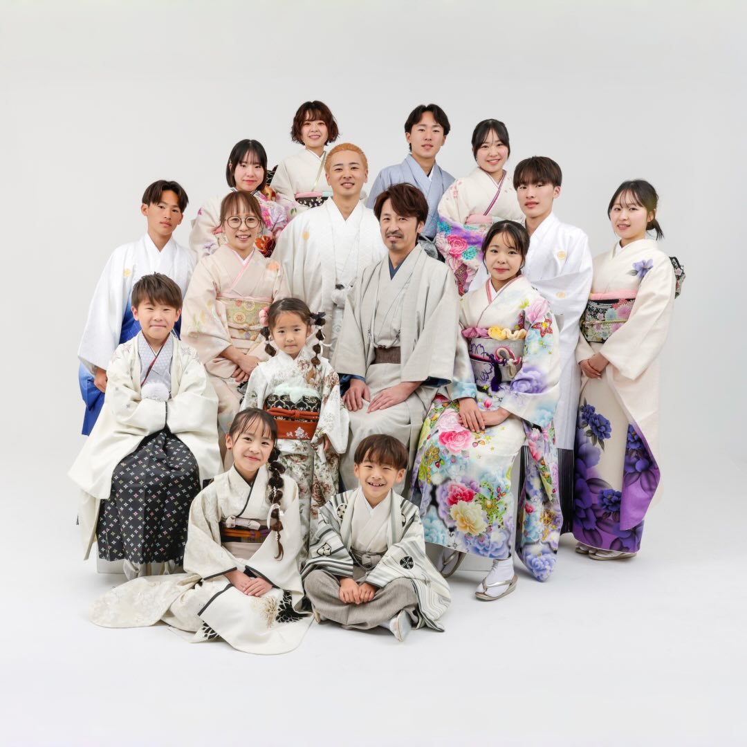 漆ちゃんfamily公式Instagramの家族集合写真
